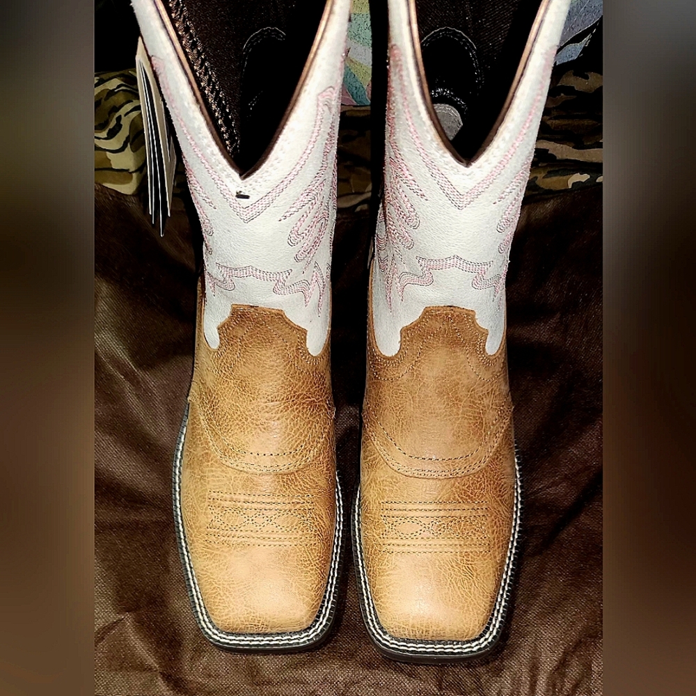 ARIAT "Delilah" Womens Boots- Size 10 regular width Color: Cott. Buttercream NWT